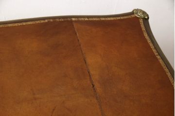 フランスアンティーク　高級品!　チーク材　真鍮の装飾が目を惹くレザートップテーブル(ワークデスク、在宅ワーク、在宅用)(R-050401)