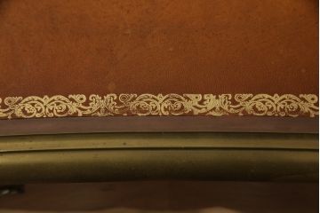 フランスアンティーク　高級品!　チーク材　真鍮の装飾が目を惹くレザートップテーブル(ワークデスク、在宅ワーク、在宅用)(R-050401)