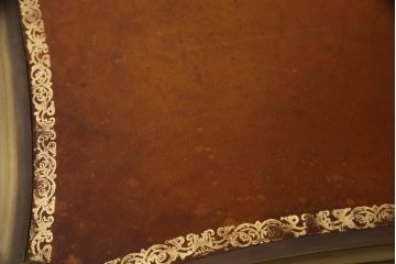 フランスアンティーク　高級品!　チーク材　真鍮の装飾が目を惹くレザートップテーブル(ワークデスク、在宅ワーク、在宅用)(R-050401)