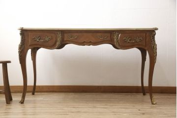フランスアンティーク　高級品!　チーク材　真鍮の装飾が目を惹くレザートップテーブル(ワークデスク、在宅ワーク、在宅用)(R-050401)