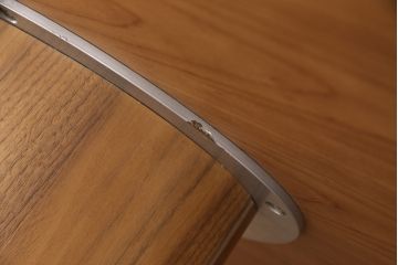 中古　ブランド家具　モダンスタイルにおすすめ!　洗練されたデザインが光るダイニングテーブル(カウンターテーブル、バーテーブル)(R-050402)