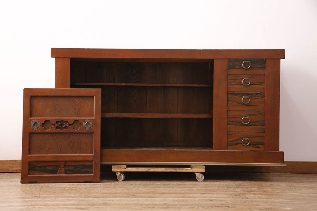 和製アンティーク　上手物!堂々とした存在感を放つ、珍しい五尺サイズの水屋箪笥・下段(サイドボード、収納棚、戸棚、重ね箪笥)(R-050405)