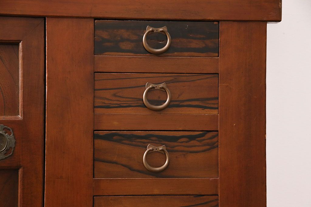 和製アンティーク　上手物!堂々とした存在感を放つ、珍しい五尺サイズの水屋箪笥・下段(サイドボード、収納棚、戸棚、重ね箪笥)(R-050405)