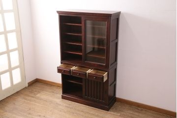 中古　美品　国産民芸家具　落ち着きのある色合いが魅力の食器棚(収納棚、戸棚、飾り棚、水屋箪笥)(R-050406)