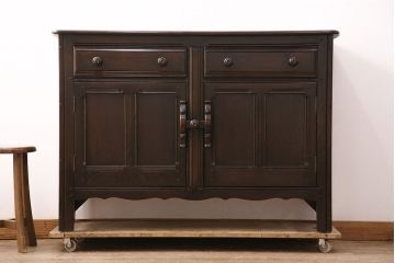 ヴィンテージ家具　イギリスビンテージ　ERCOL(アーコール)　old colonial(オールドコロニアル)　彫りの装飾が目を引くクラシカルなサイドボード(収納棚、キャビネット)(R-050416)