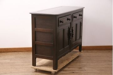 ヴィンテージ家具　イギリスビンテージ　ERCOL(アーコール)　old colonial(オールドコロニアル)　彫りの装飾が目を引くクラシカルなサイドボード(収納棚、キャビネット)(R-050416)