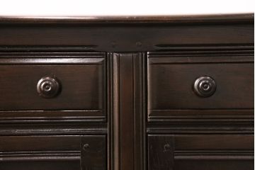 ヴィンテージ家具　イギリスビンテージ　ERCOL(アーコール)　old colonial(オールドコロニアル)　彫りの装飾が目を引くクラシカルなサイドボード(収納棚、キャビネット)(R-050416)