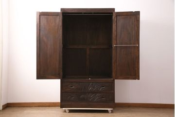 中古　軽井沢彫　菖蒲の彫刻が美しいワードローブ(洋服タンス、和箪笥)(R-050417)