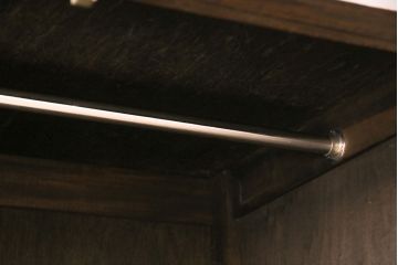 中古　軽井沢彫　菖蒲の彫刻が美しいワードローブ(洋服タンス、和箪笥)(R-050417)