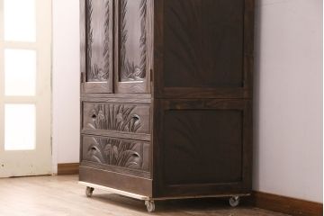 中古　軽井沢彫　菖蒲の彫刻が美しいワードローブ(洋服タンス、和箪笥)(R-050417)