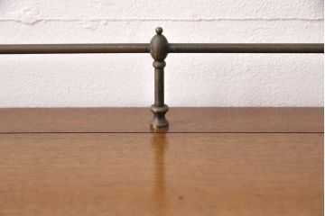 中古　アメリカ製　DREXEL HERITAGE(ドレクセルヘリテイジ)　Triune(トライユン)　ディスプレイ台にもおすすめの小振りなサイドボード(キャビネット、作業台、収納棚)(R-050419)