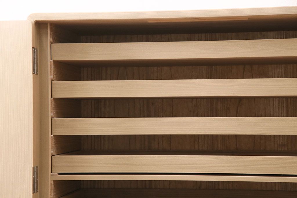 中古　伝統工芸　淡い色味の引手が上品さを引き立てる高級な加茂総桐箪笥(総桐たんす、和タンス、衣装箪笥、柾目、胴厚)(定価約90万円)(R-050420)