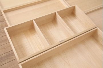 中古　伝統工芸　淡い色味の引手が上品さを引き立てる高級な加茂総桐箪笥(総桐たんす、和タンス、衣装箪笥、柾目、胴厚)(定価約90万円)(R-050420)