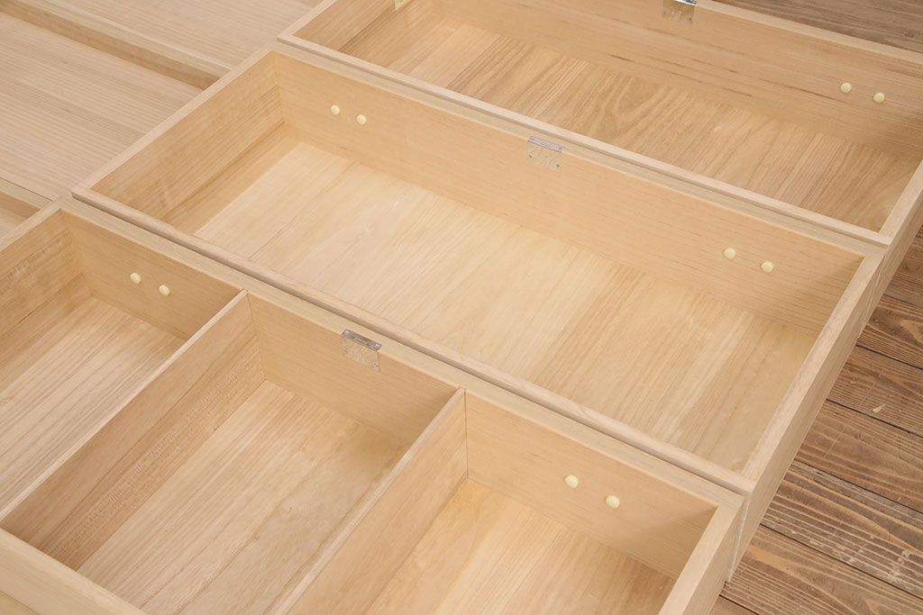 中古　伝統工芸　淡い色味の引手が上品さを引き立てる高級な加茂総桐箪笥(総桐たんす、和タンス、衣装箪笥、柾目、胴厚)(定価約90万円)(R-050420)