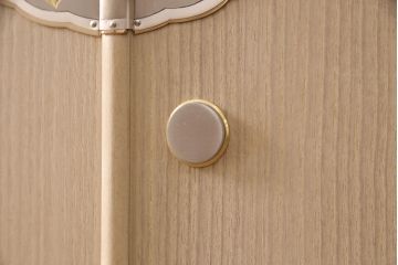 中古　伝統工芸　淡い色味の引手が上品さを引き立てる高級な加茂総桐箪笥(総桐たんす、和タンス、衣装箪笥、柾目、胴厚)(定価約90万円)(R-050420)