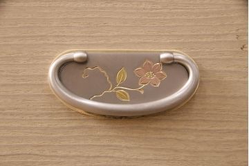 中古　伝統工芸　淡い色味の引手が上品さを引き立てる高級な加茂総桐箪笥(総桐たんす、和タンス、衣装箪笥、柾目、胴厚)(定価約90万円)(R-050420)