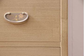 中古　伝統工芸　淡い色味の引手が上品さを引き立てる高級な加茂総桐箪笥(総桐たんす、和タンス、衣装箪笥、柾目、胴厚)(定価約90万円)(R-050420)