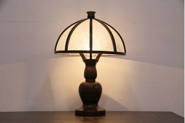 中古　たくみ工芸　ケヤキ・栗材　モダンな佇まいが魅力の丸傘電気スタンド(デスクスタンド、置き型照明、卓上照明)(R-050421)