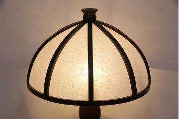 中古　たくみ工芸　ケヤキ・栗材　モダンな佇まいが魅力の丸傘電気スタンド(デスクスタンド、置き型照明、卓上照明)(R-050421)