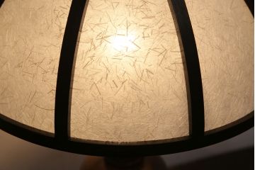 中古　たくみ工芸　ケヤキ・栗材　モダンな佇まいが魅力の丸傘電気スタンド(デスクスタンド、置き型照明、卓上照明)(R-050421)