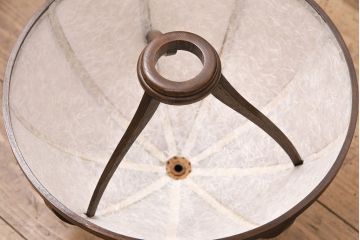 中古　たくみ工芸　ケヤキ・栗材　モダンな佇まいが魅力の丸傘電気スタンド(デスクスタンド、置き型照明、卓上照明)(R-050421)