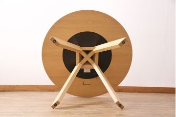中古　arflex(アルフレックス)　MEDUSA(メデューサ)シリーズ　洗練されたデザインが目を惹くテーブル(ダイニングテーブル、ラウンドテーブル)(R-050426)