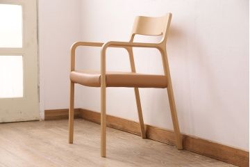 中古　arflex(アルフレックス)　RINN(リン)シリーズ　レザーグレード1　流れるような細身のラインが美しいオーク材製アームチェア(定価約9万円)(椅子、ダイニングチェア)(R-050428)