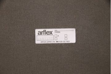 中古　arflex(アルフレックス)　RINN(リン)シリーズ　レザーグレード1　流れるような細身のラインが美しいオーク材製アームチェア(定価約9万円)(椅子、ダイニングチェア)(R-050428)