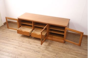 中古　横浜クラシック家具　ダニエル(Daniel)　仕切り付きの引き出しが便利!特注品のテレビ台(ローボード、収納棚、キャビネット、リビングボード、テレビボード)(定価約70万円)(R-050434)
