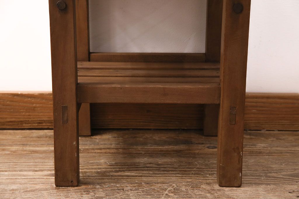 和製アンティーク　古き良き時代の趣を感じさせる素朴な木製チェア(椅子、板座チェア、スクールチェア)(R-050436)