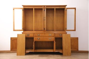 中古　横浜ダニエル(daniel)　A-213　重厚感のある佇まいが魅力の飾り棚(キャビネット、食器棚、カップボード)(定価約120万円)(R-050439)