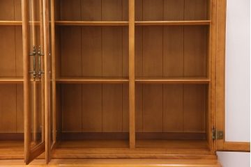 中古　横浜ダニエル(daniel)　A-213　重厚感のある佇まいが魅力の飾り棚(キャビネット、食器棚、カップボード)(定価約120万円)(R-050439)