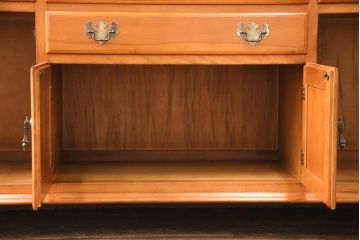 中古　横浜ダニエル(daniel)　A-213　重厚感のある佇まいが魅力の飾り棚(キャビネット、食器棚、カップボード)(定価約120万円)(R-050439)