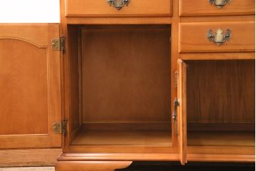中古　横浜ダニエル(daniel)　A-213　重厚感のある佇まいが魅力の飾り棚(キャビネット、食器棚、カップボード)(定価約120万円)(R-050439)