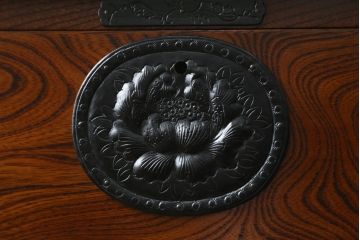 中古　伝統民芸家具　岩谷堂箪笥　欅材の動きのある杢目が味わい深い収納箪笥(サイドボード、チェスト、和たんす、整理箪笥)(R-050442)