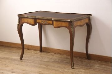 中古　イタリア製　マホガニー材　真鍮の装飾が高級感を醸し出すレザートップデスク(ワークデスク、在宅ワーク、在宅用、テーブル、作業台)(R-050443)