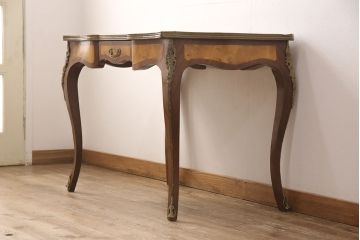 中古　イタリア製　マホガニー材　真鍮の装飾が高級感を醸し出すレザートップデスク(ワークデスク、在宅ワーク、在宅用、テーブル、作業台)(R-050443)