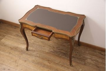 中古　イタリア製　マホガニー材　真鍮の装飾が高級感を醸し出すレザートップデスク(ワークデスク、在宅ワーク、在宅用、テーブル、作業台)(R-050443)