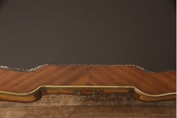 中古　イタリア製　マホガニー材　真鍮の装飾が高級感を醸し出すレザートップデスク(ワークデスク、在宅ワーク、在宅用、テーブル、作業台)(R-050443)
