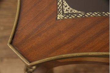 中古　イタリア製　マホガニー材　真鍮の装飾が高級感を醸し出すレザートップデスク(ワークデスク、在宅ワーク、在宅用、テーブル、作業台)(R-050443)