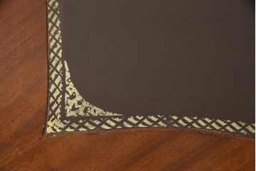 中古　イタリア製　マホガニー材　真鍮の装飾が高級感を醸し出すレザートップデスク(ワークデスク、在宅ワーク、在宅用、テーブル、作業台)(R-050443)