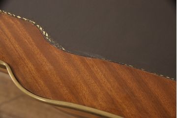 中古　イタリア製　マホガニー材　真鍮の装飾が高級感を醸し出すレザートップデスク(ワークデスク、在宅ワーク、在宅用、テーブル、作業台)(R-050443)