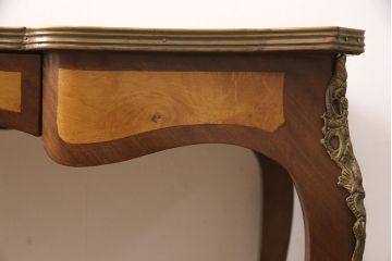 中古　イタリア製　マホガニー材　真鍮の装飾が高級感を醸し出すレザートップデスク(ワークデスク、在宅ワーク、在宅用、テーブル、作業台)(R-050443)
