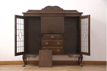 イギリスアンティーク　高級品!　オーク材　凝った作りがお洒落なステンドガラス入りのビューローキャビネット(サイドボード、飾り棚、収納棚)(R-050445)