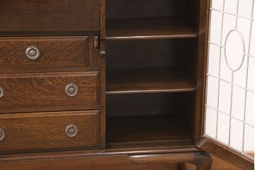 イギリスアンティーク　高級品!　オーク材　凝った作りがお洒落なステンドガラス入りのビューローキャビネット(サイドボード、飾り棚、収納棚)(R-050445)