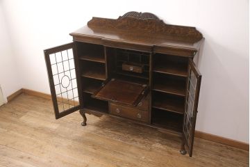 イギリスアンティーク　高級品!　オーク材　凝った作りがお洒落なステンドガラス入りのビューローキャビネット(サイドボード、飾り棚、収納棚)(R-050445)