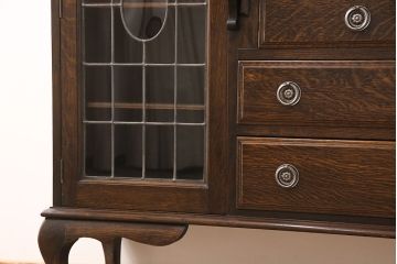 イギリスアンティーク　高級品!　オーク材　凝った作りがお洒落なステンドガラス入りのビューローキャビネット(サイドボード、飾り棚、収納棚)(R-050445)