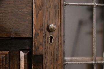 イギリスアンティーク　高級品!　オーク材　凝った作りがお洒落なステンドガラス入りのビューローキャビネット(サイドボード、飾り棚、収納棚)(R-050445)