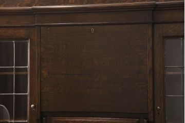 イギリスアンティーク　高級品!　オーク材　凝った作りがお洒落なステンドガラス入りのビューローキャビネット(サイドボード、飾り棚、収納棚)(R-050445)