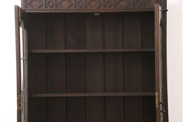 イギリスアンティーク　オーク材　クラシカルな雰囲気漂うステンドガラス入りキャビネット(ブックケース、食器棚、飾り棚)(R-050457)